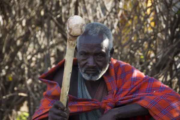 16 - Kenia - poblado Masai, anciano trabajando